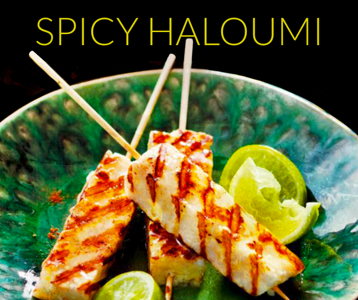Haloumi met fruit op de barbecue.