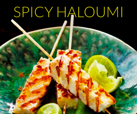 Haloumi met fruit op de barbecue.