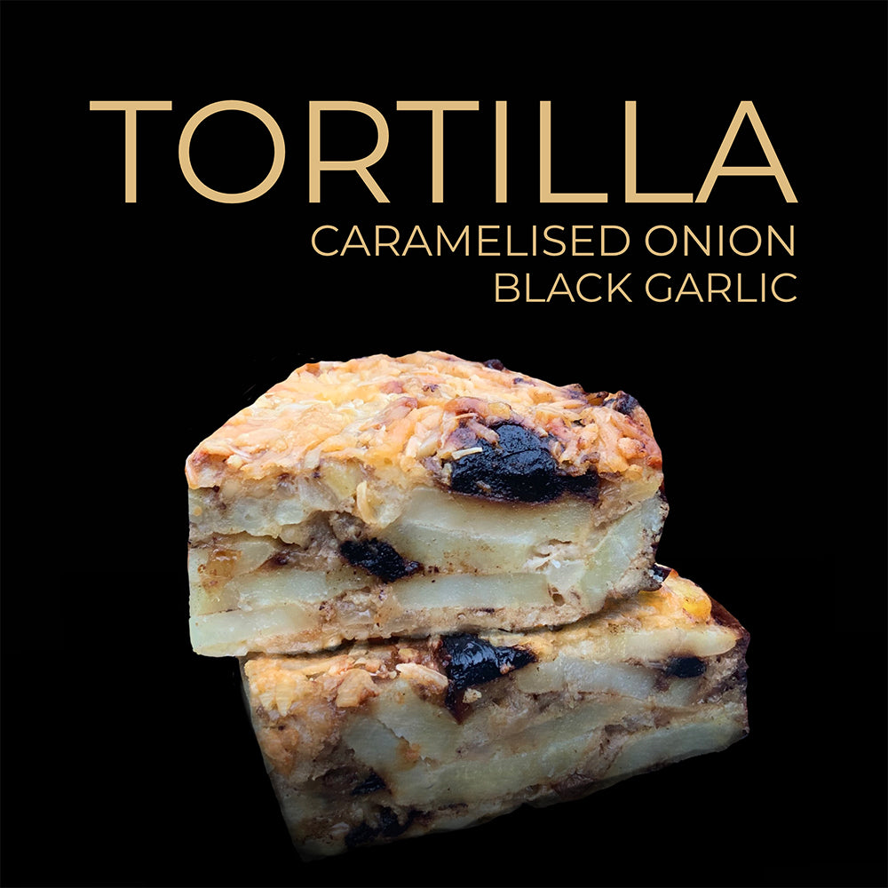 Luxe tortilla met zwarte knoflook en gekarameliseerde uien